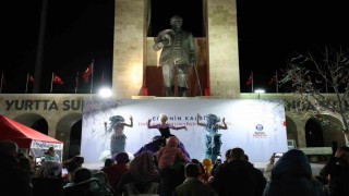 Didim Cumhuriyet Kent Meydanında yılbaşı coşkusu her akşam devam ediyor