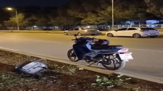 Direksiyon hakimiyetini kaybedip refüje çarpan motosiklet sürücüsü öldü