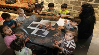 Diyarbakır İçkale Müzesinde kurulan çocuk atölyesinde çocuklar kendi eserlerini yapıp sergiliyor