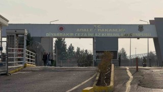 Diyarbakırda 11inci yargı paketi heyecanı: Aileler cezaevi önünde toplandı