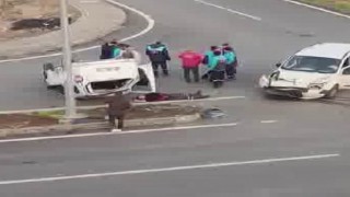 Diyarbakırda çarpışan araçlardan biri ters döndü: 2 yaralı