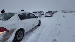 Diyarbakırda iki gündür devam eden kar trafiği felç etti