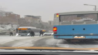 Diyarbakırda kar bastırdı, şehir içi halk otobüsleri yollarda kaldı