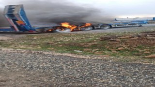 Diyarbakırda seyir halindeki tır alev aldı