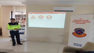 Diyarbakırda trafik ekipleri emniyet kemeri takmanın önemini anlattı