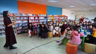 Doğan Hızlan Kütüphanesinde imza etkinliği