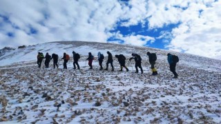 Doğaseverler 3 bin 395 rakımlı Vivara Dağında zirve yaptı