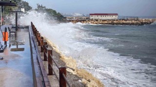 Doğu Akdenizde dev dalgalar kıyıları dövdü