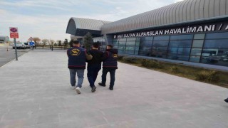 Dolandırıcılık hükümlüsü havalimanında yakalandı