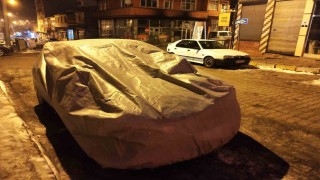 Dondurucu soğuklara karşı araçlar battaniye ve brandayla korunuyor