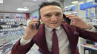 Döviz destesi masaya çıkınca telefoncu kendini tutamadı: Ağzı kulaklarına vardı
