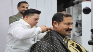 Down sendromlu kuaför Şükrüden Vali Masatlıya yürek ısıtan tıraş