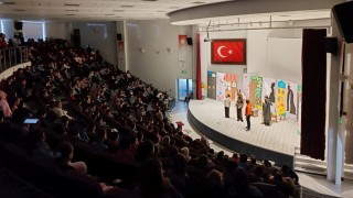 DPÜ Eğitim Fakültesi öğrencilerinden beğeni toplayan tiyatro gösterimi