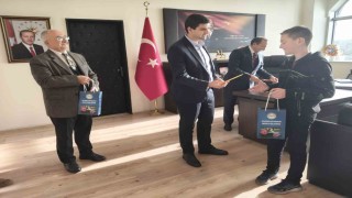 Dumlupınarda bilgi yarışmasında dereceye giren öğrenciler ödüllerini aldı