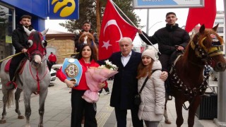 Dünya Boks Şampiyonu Turhan, memleketi Bayburtta davul zurnayla karşılandı