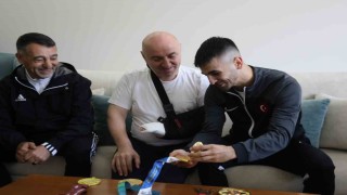 Dünya şampiyonu milli karateci Şamdandan Başkan Bıyıka madalyalı ziyaret