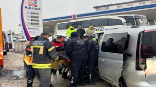 Duvara çarpan hafif ticari aracın sürücüsü yaralandı