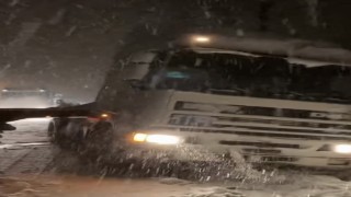 Düzcede geçiş güzergahlarında tırlar makasladı, yollar kısmen kapandı