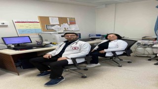 Ebe anne doktor oğluyla birlikte şifa dağıtıyor