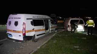 Edirnede dur ihtarına uymayan minibüs 8 kilometrelik kovalamaca sonrası yakalandı: Araçtan 20 göçmen çıktı