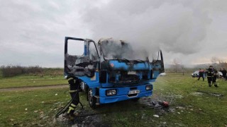 Edirnede park halindeki kamyon alevlere teslim oldu