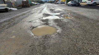 Edremitte yeni yapılan yolda bir buçuk ayda çukurlar oluştu