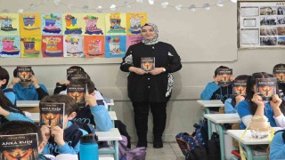 Ekran bağımlılığı haberinin etkisinde kaldı, kitap yazarak öğrencilerine yol gösterdi