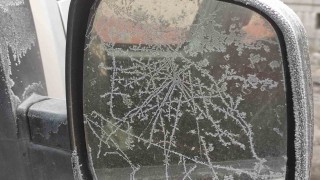 Eksi 17 dereceyi gören kentte araç camları buz tuttu