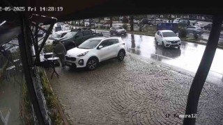 El freni çekilmeyen otomobil, başka araca çarptı