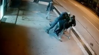 Elazığda 4 kişi 1 kişiye saldırdı: Hırsını alamayan saldırganlardan biri şahsın kulağı ısırarak kopardı