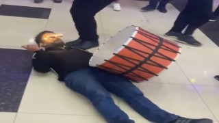Elazığda düğünde davulcu performansı