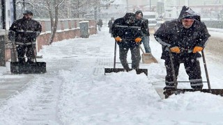 Elazığda kar yağışı etkili oldu, belediye ekipleri sahada