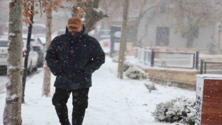 Elazığda kar yağışı sürüyor: 4 bin yıllık tarihi Harput beyaza büründü