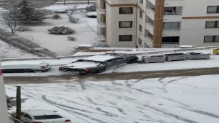 Elazığda karda kayan araçlar kameraya yansıdı