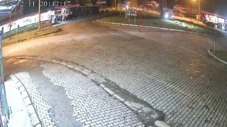 Elazığda kontrolü kaybedilen otomobil kavşaktaki refüje çıktı: 1 yaralı