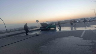 Elazığda seyir halindeki araç alev aldı