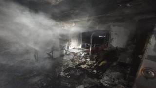 Elektrik kontağından çıkan yangında alevlere teslim olan ev kullanılmaz hale geldi