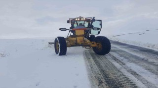 Eleşkirtte kar yağışı sonrası kapanan köy yolları ulaşıma açıldı