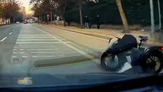 Eli cebinde bisikletle giderken araba altında kalmaktan son anda kurtuldu