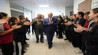Emekli olan okul müdürünü öğrencileri alkışlarla uğurladı: Gözyaşlarına hakim olamadı