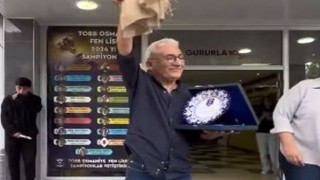 Emektar Eğitimci Sevgi Gösterileriyle Emekliye Ayrıldı