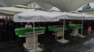 En acı cenaze: Trafik kazasında hayatını kaybeden anne, oğlu ve kızı yan yana son yolculuğuna uğurlandı