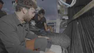 Endonezyada ağlara takılan balina köpekbalığı uzun uğraşlar sonucu kurtarıldı