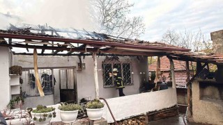 Erbaada elektrik kontağından çıkan yangın evi küle çevirdi