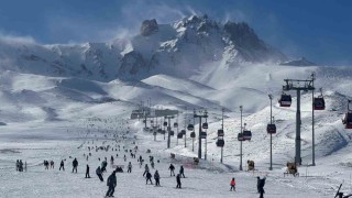 Erciyeste hafta sonu pistler kayak severlerle doldu