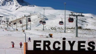 Erciyeste kayak sezonu açıldı, kayakseverler pistlere akın etti