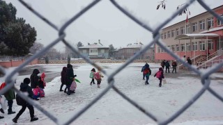 Erzincan güne karla uyandı