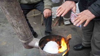Erzincan pazarcısı soğukta sobayla ısınıyor