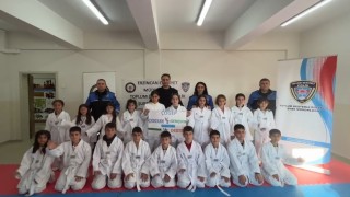 Erzincanda Hep Birlikte Aileyiz Projesi kapsamında öğrencilere tekvando kıyafeti desteği