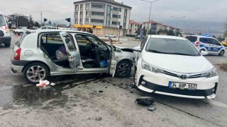 Erzincanda iki otomobil çarpıştı: 2 yaralı